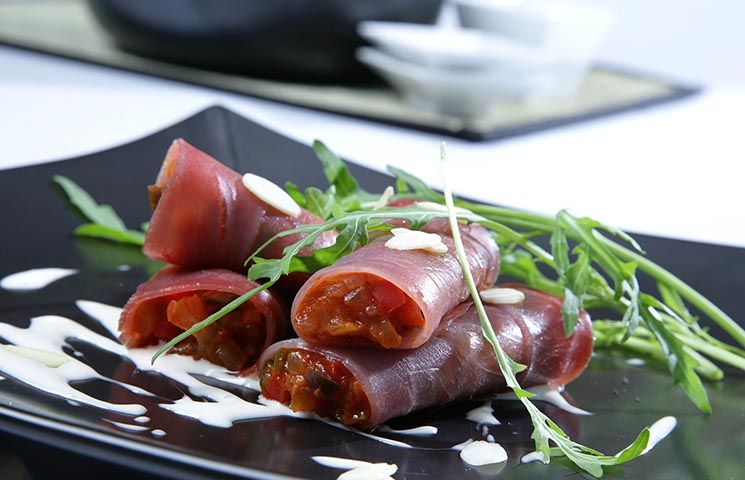 Rollitos de atún ahumado con pisto