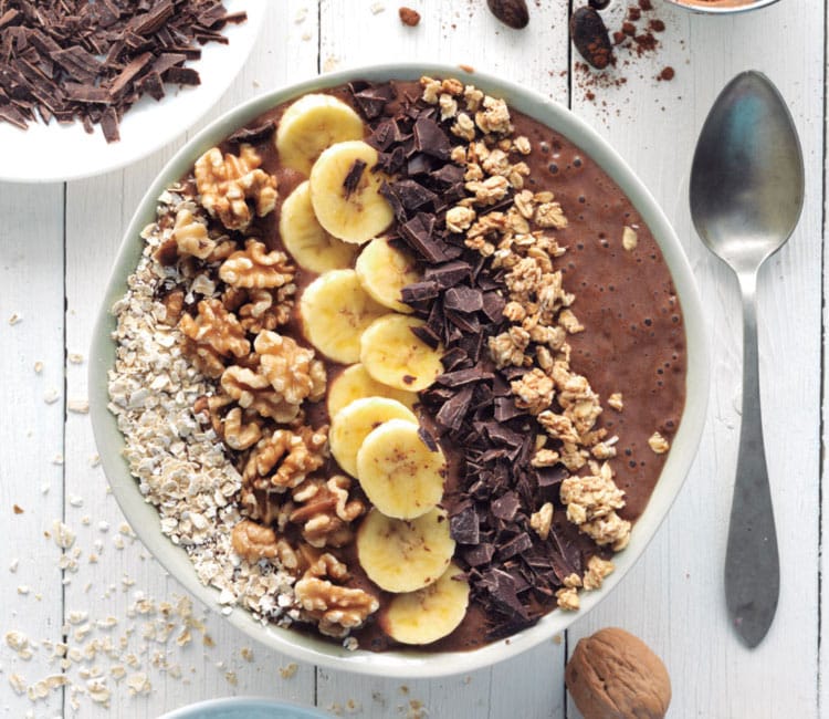 Smoothie bowl de cacao, plátano y nueces