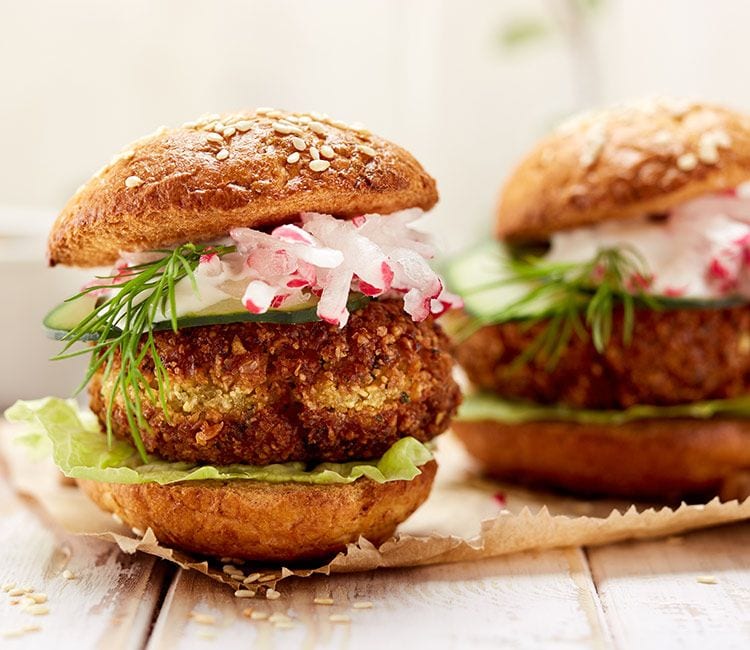 hamburguesa-de-falafel-con-vegetales-y-salsa-de-yogur