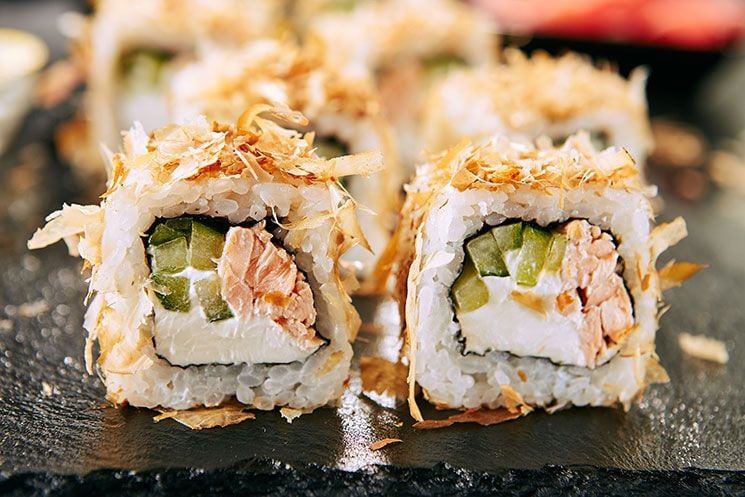 Uramaki sushi de salmón con copos de bonito seco