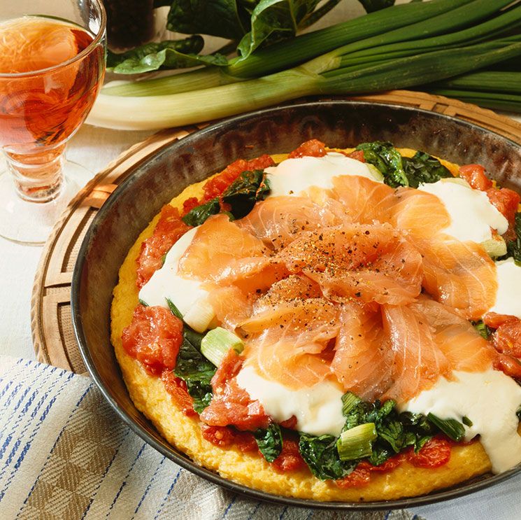 Pizza con masa de patata con salmón ahumado, espinacas y mozarela