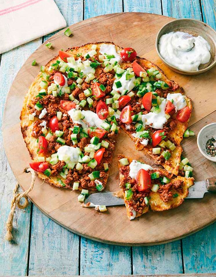 Pizza con base de plátano con carne adobada, pepino, tomate y ricotta