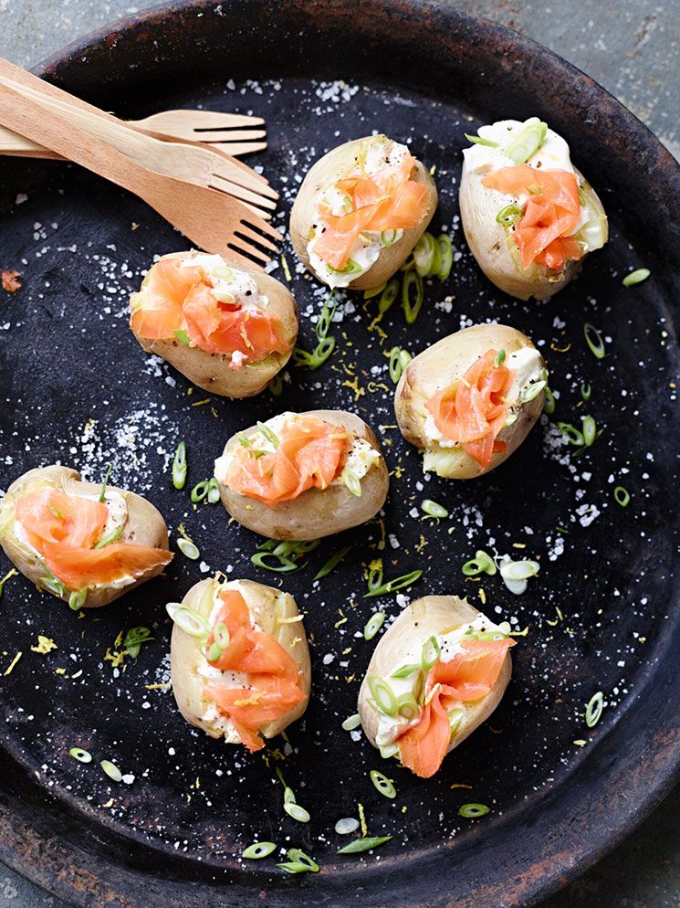 Patatas rellenas de salmón y queso