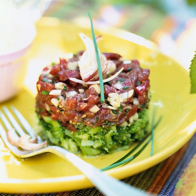 Steak tartar de carne, brócoli y aguacate