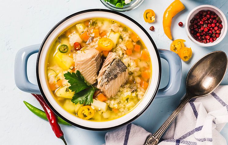 Sopa de salmón con vegetales, cuscús y chiles