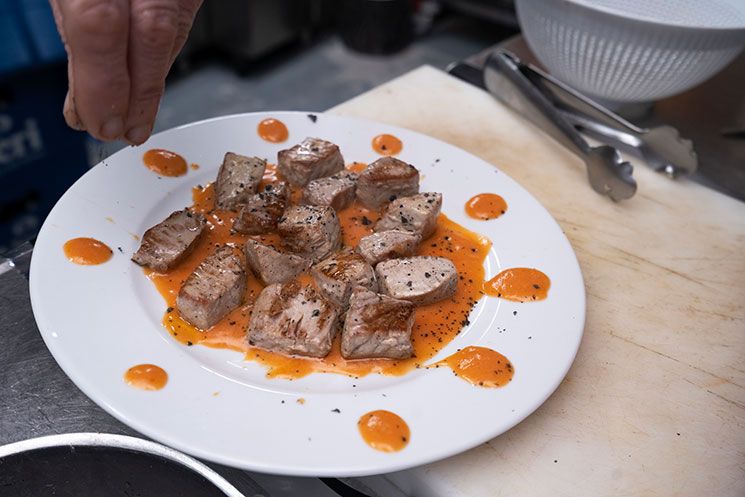 Taquitos de atún a la brasa con salmorejo