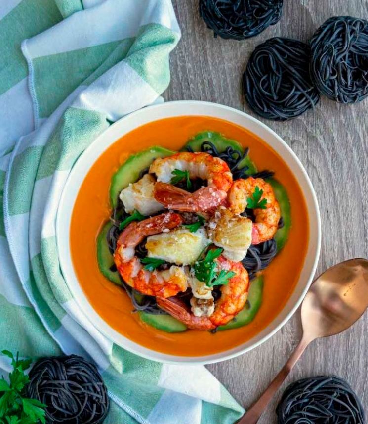 Espaguetis negros con gambas y salmorejo