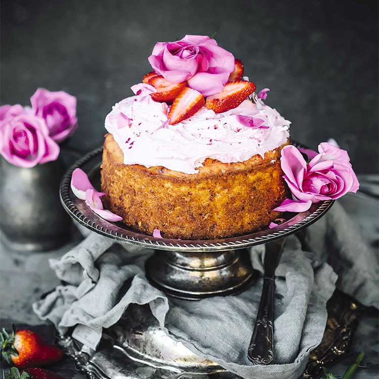 Cake de fresa y crema de pétalos de rosa