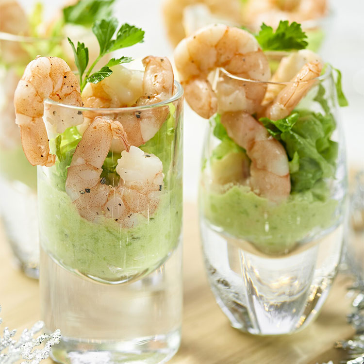 Aperitivo de gambas con puré de aguacate