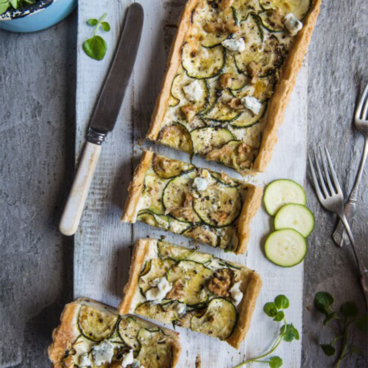 Coca de calabacín con queso-azul y nueces