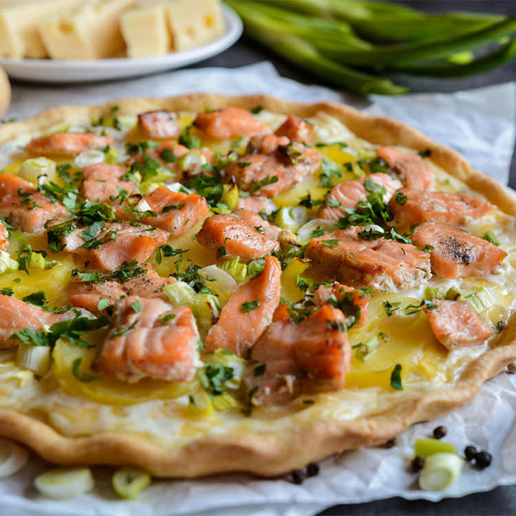 Tarta salada de salmón y queso emmental