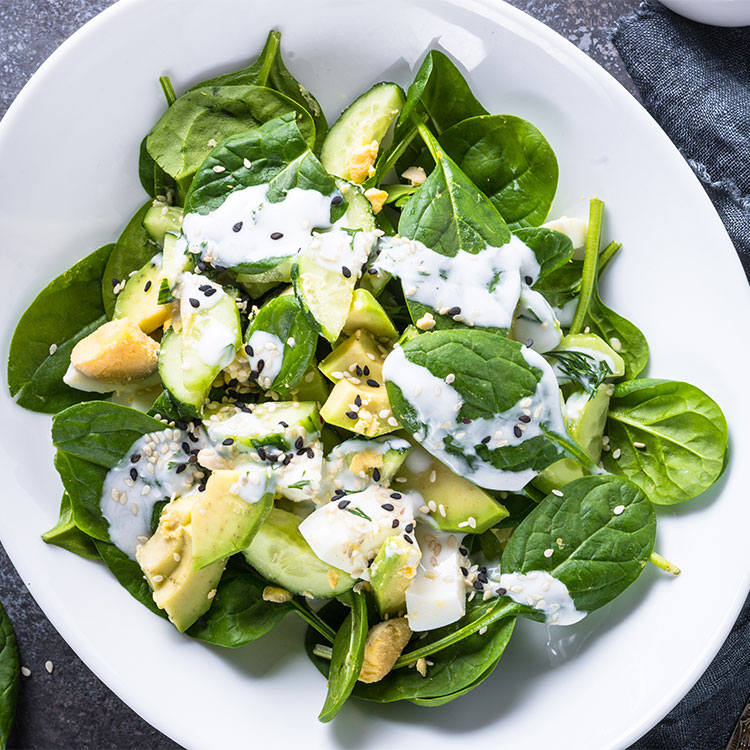 Ensalada de espinacas, aguacate, pepino y huevo