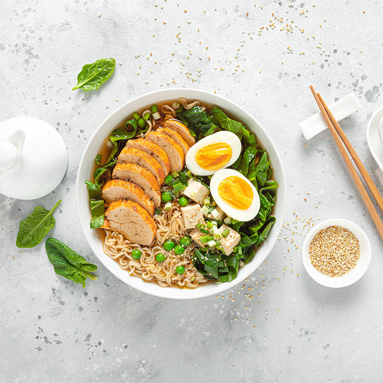 Ramen con pollo, espinacas, guisantes y huevo cocido