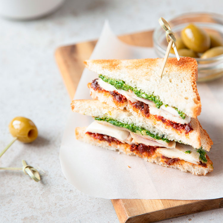 Sándwich de tomate seco, Parmesano y pollo