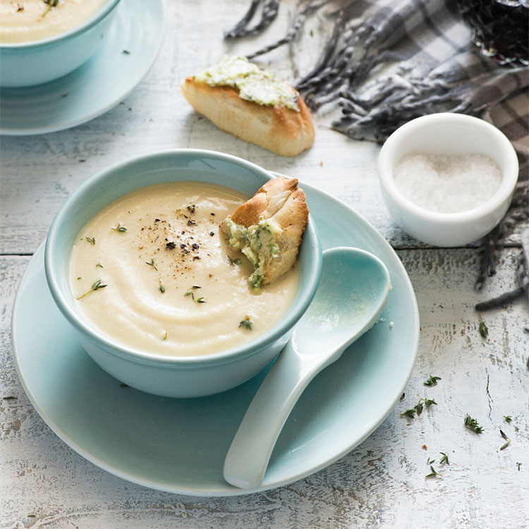 Crema de coliflor con cominos y tostada con mantequilla de ajo