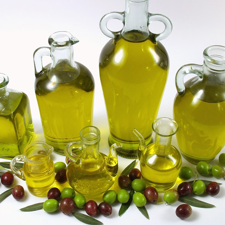 Diferentes botellas con aceite de oliva