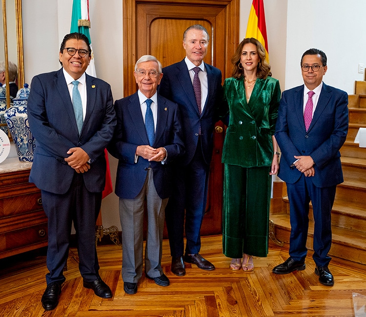 Rafael Ansón y Quirino Ordaz Coppel con otras autoridades asistentes