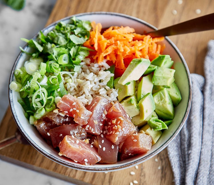 Poke bowl de atún con cebolleta, arroz y zanahoria