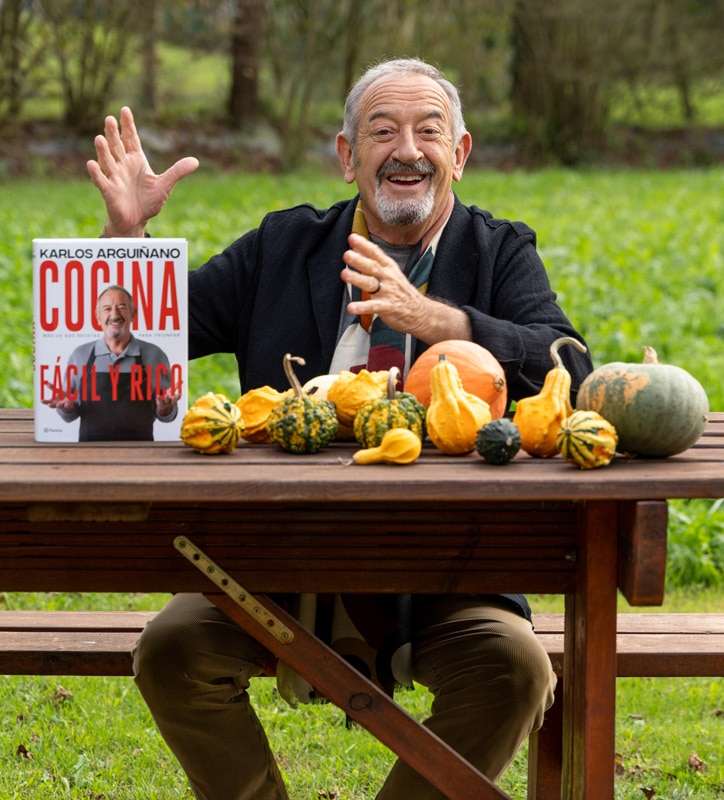 Karlos Arguiñano con su libro‘Cocina fácil y rico’ (Ed. Planeta)