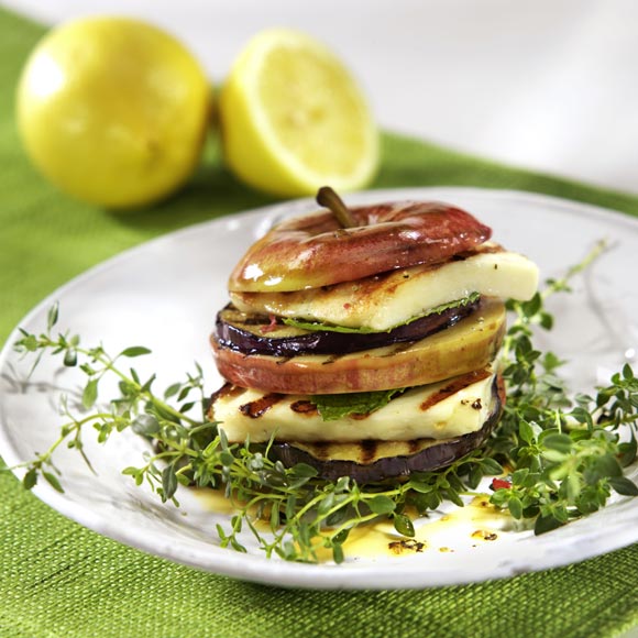 Timbal de manzana, berenjena y queso a la plancha