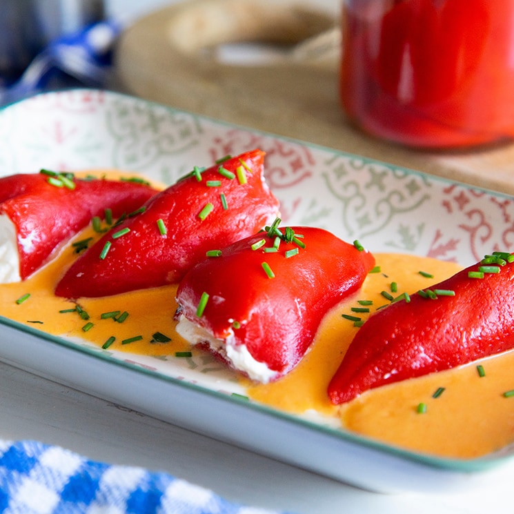 Bandeja de pimientos rellenos de bacalao con salsa de tomate