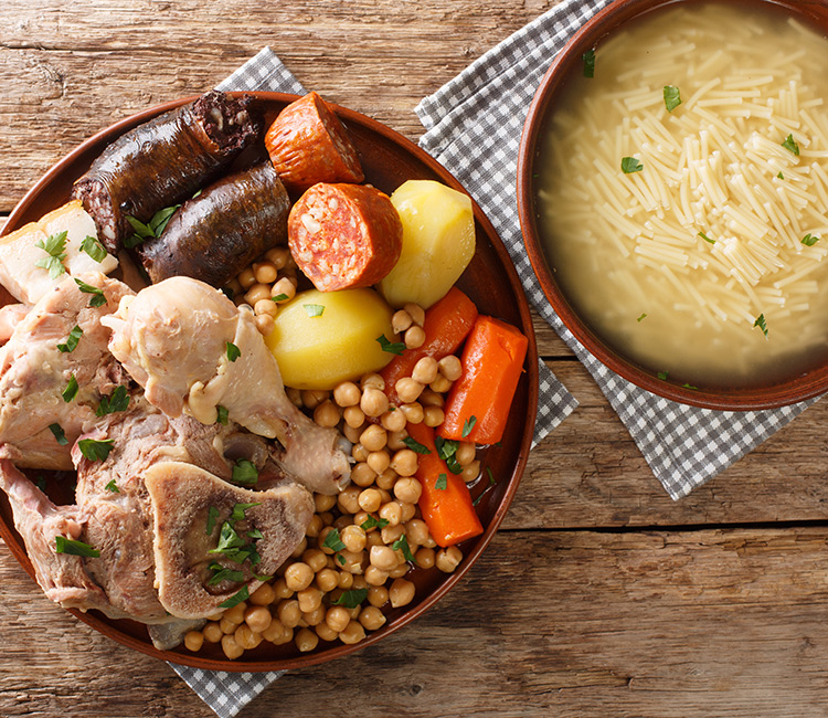 Sopa de fideos y bandeja con carnes, verduras y garbanzos (cocido madrileño)