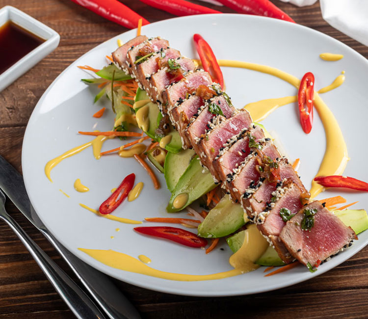 Tataki de atún con salsa ponzu y salsa huancaína