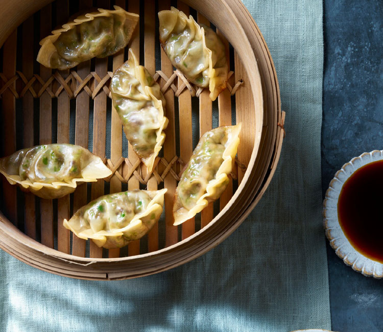 Dumplings rellenos de pollo con salsa ponzu