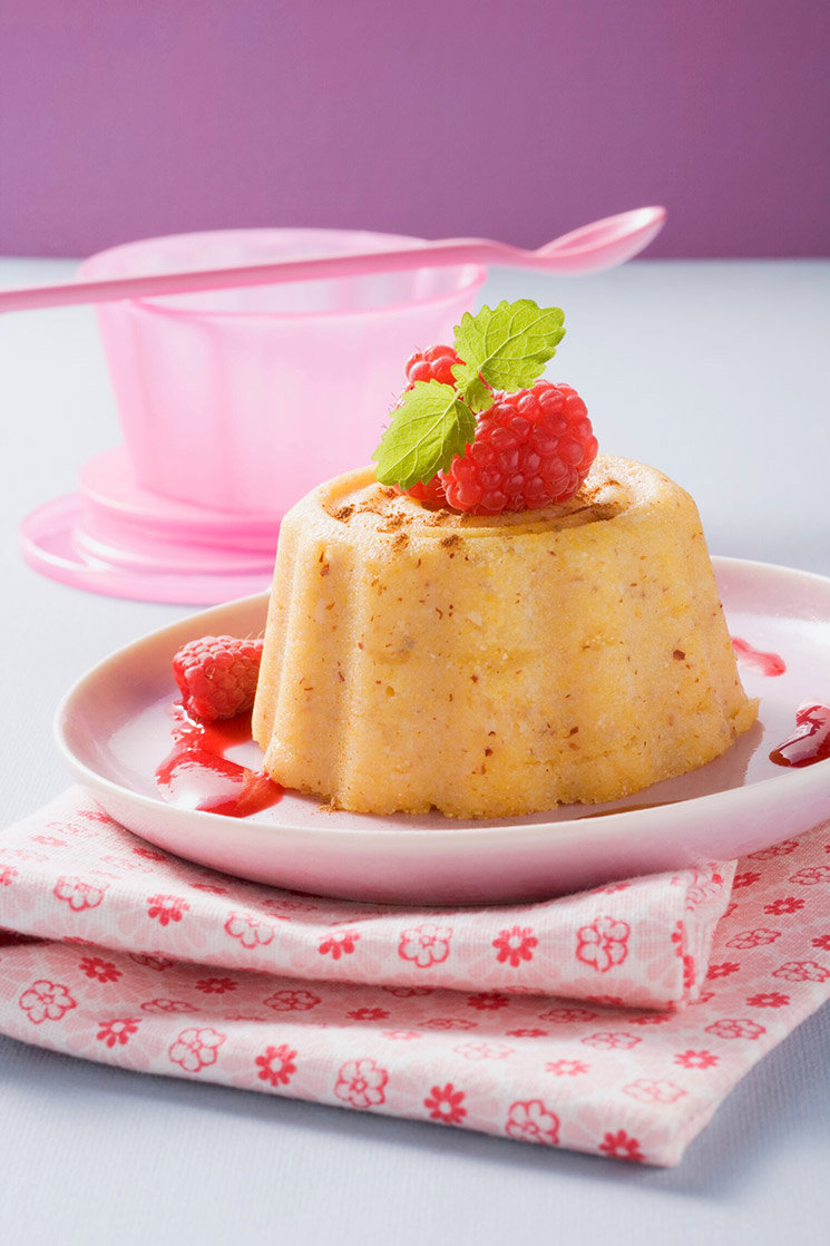 Pudin de polenta con nueces y miel y coulis de fresa