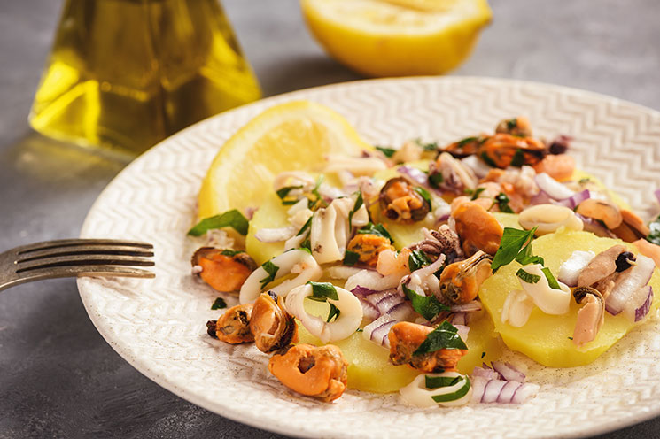 Ensalada de patatas, calamar y mejillones con vinagreta de limón