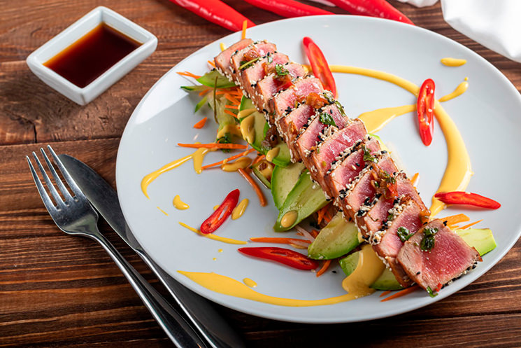 Tataki de atún rojo con salsa ponzu y huancaína