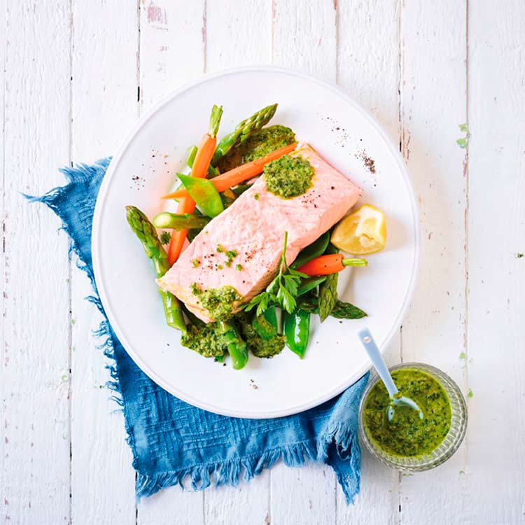 Lomos de salmón con verduras y salsa de eneldo