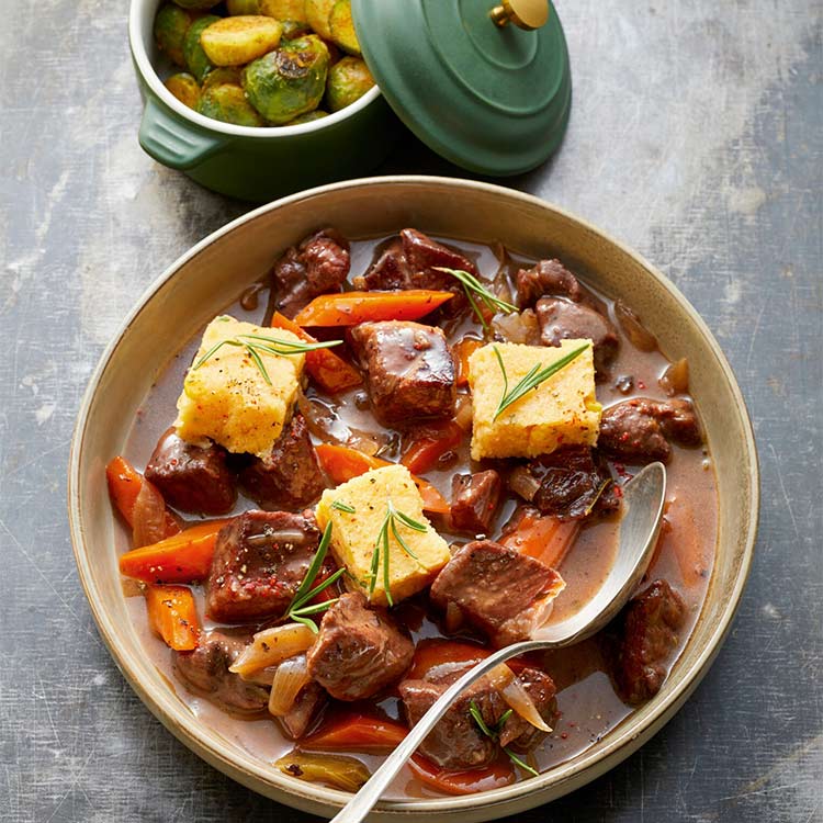 Goulash de jabalí con polenta y coles de Bruselas