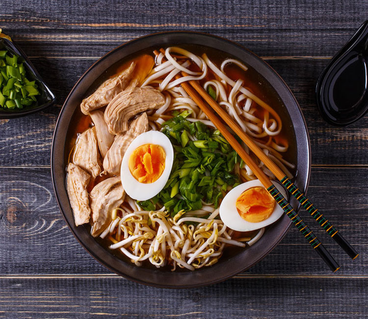 Ramen de pollo y huevo con cebollino y soja