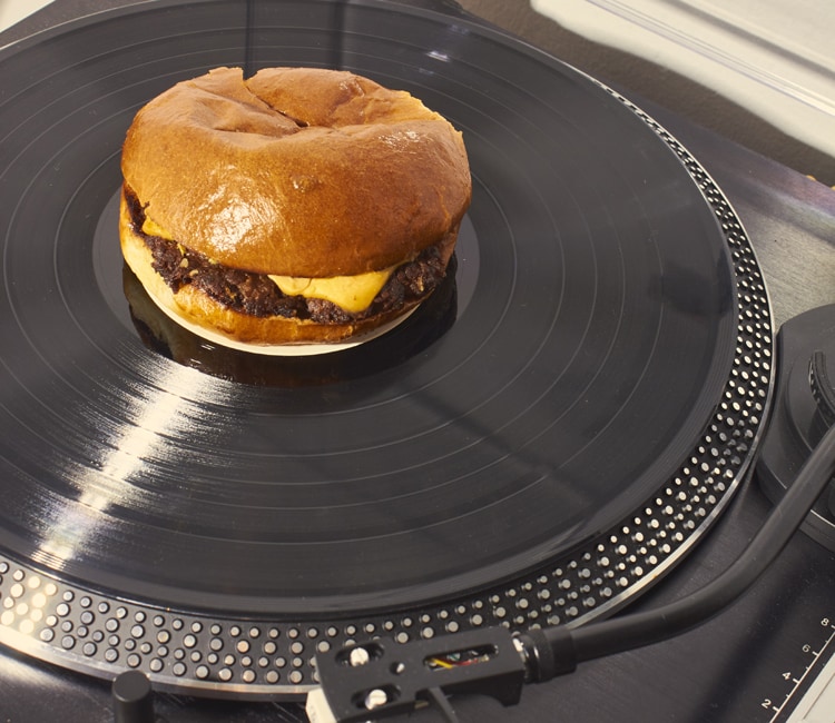 Smash burger Orchestra sobre un vinilo