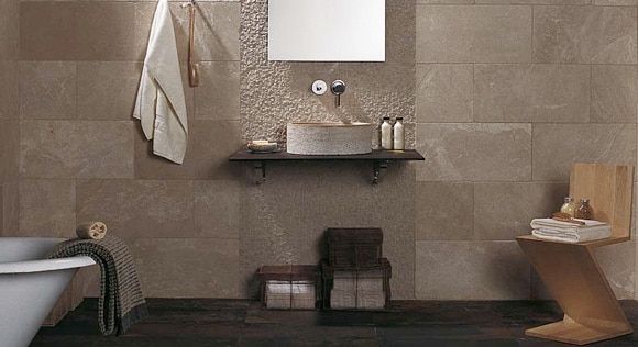 En el baño: ¿azulejos o piedra? - Foto