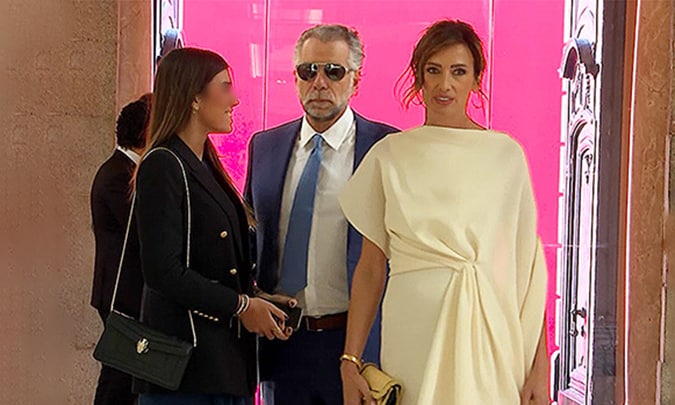 La exquisita elegancia de Nieves Álvarez con vestido-capa asimétrico ‘made in Spain’ en un día muy importante para ella