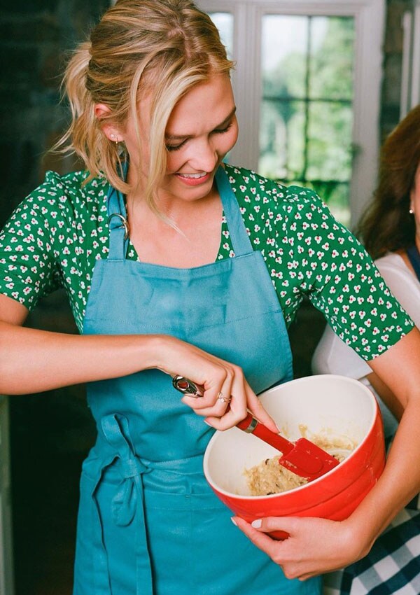 Karlie Kloss cocinando