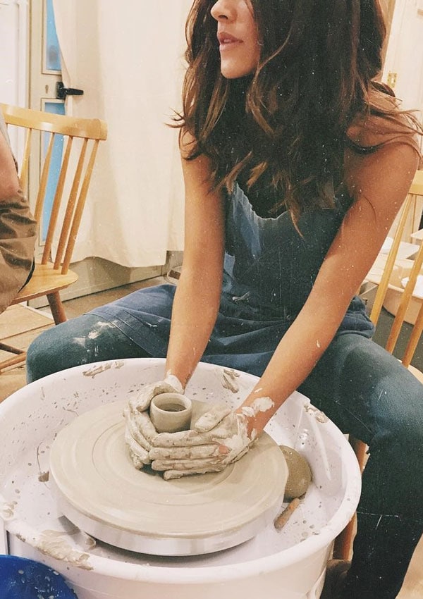 Macarena García practicando cerámica