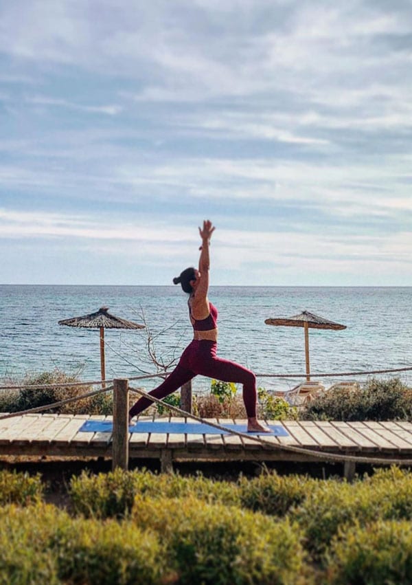 Xuan Lan practicando yoga en la playa