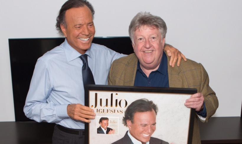 Julio Iglesias, premiado en Sidney, Australia, por ser uno de los grandes vendedores de discos en ese país