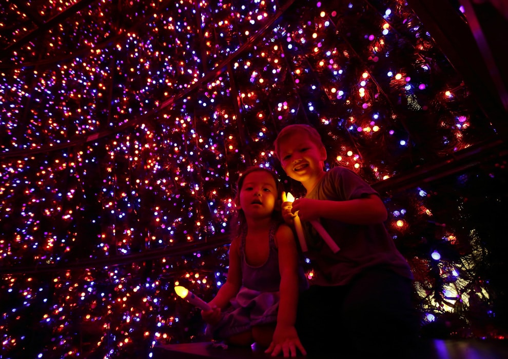 ¿Qué tiene de especial el árbol de Navidad de Singapur? Además de su espectacular iluminación permite a los ciudadanos introducirse dentro de él y realizar preciosas fotografías.