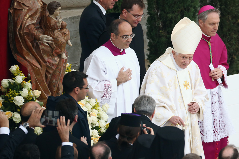 La canonización simultánea de dos Papas no tiene precedentes en la historia, como tampoco la asistencia de un Papa titular y un emérito