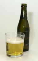 Vaso y botella de cerveza