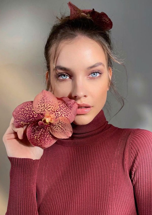 Barbara Palvin con jersey de cuello alto