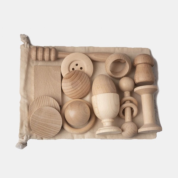 Caja de piezas de madera para aprender las formas y los tamaños