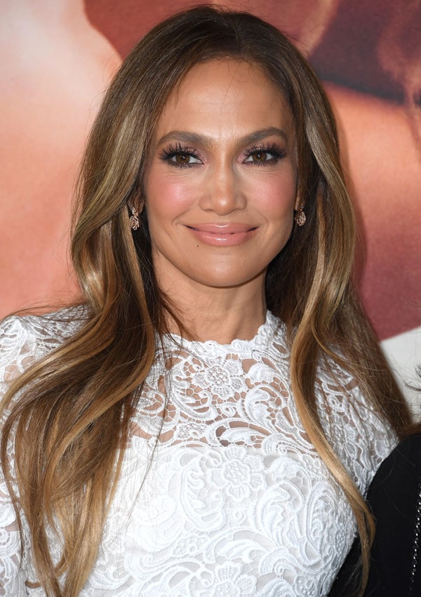 Jennifer Lopez con melena suelta 