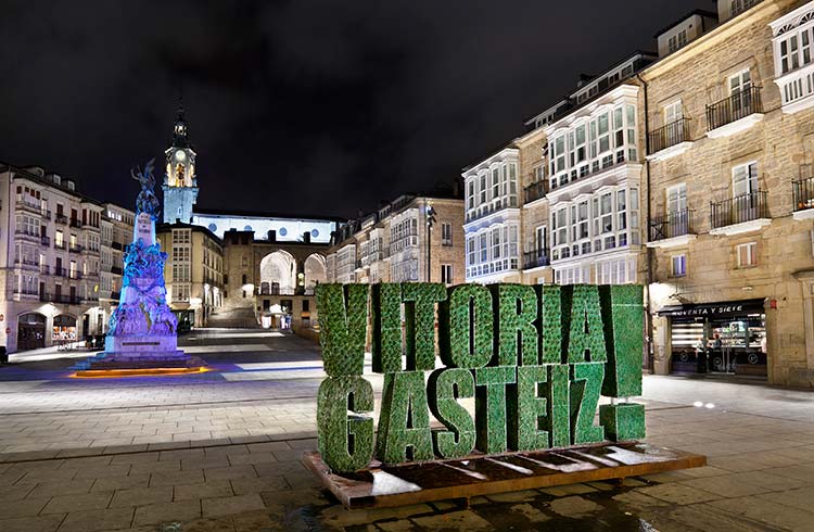 Vitoria plaza Virgen blanca