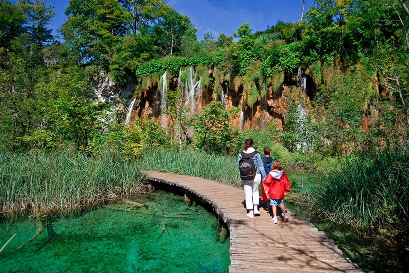 Plitvice-parque-nacional-croacia-pasarelas-familia