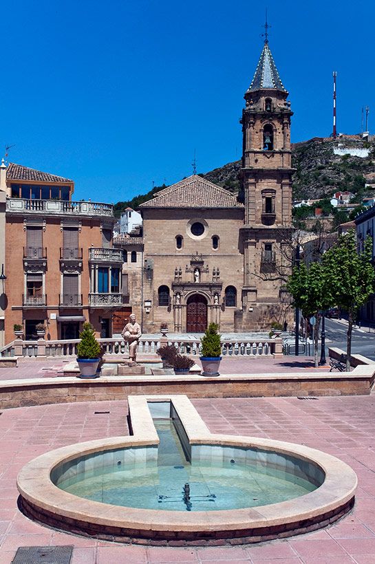 Alcala-la-real--Paseillo-de-la-Mora-e-Iglesia-de-Consolacion